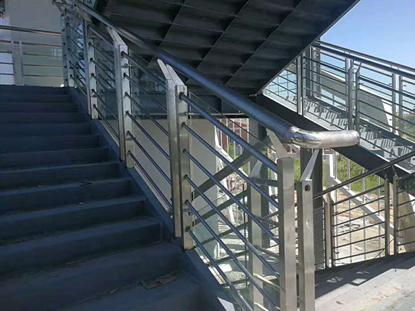 龙泰不锈钢玻璃栏杆
